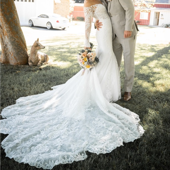 Elegant White Lace Wedding Dress - Picture 5 of 6